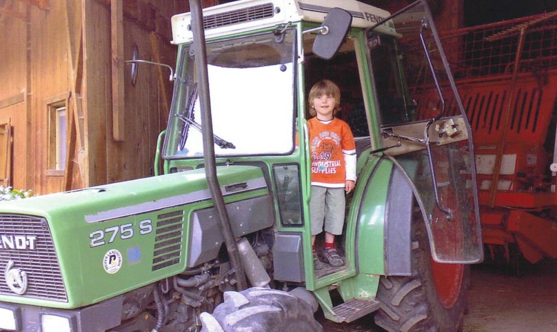 Traktor fahren am Bauernhof